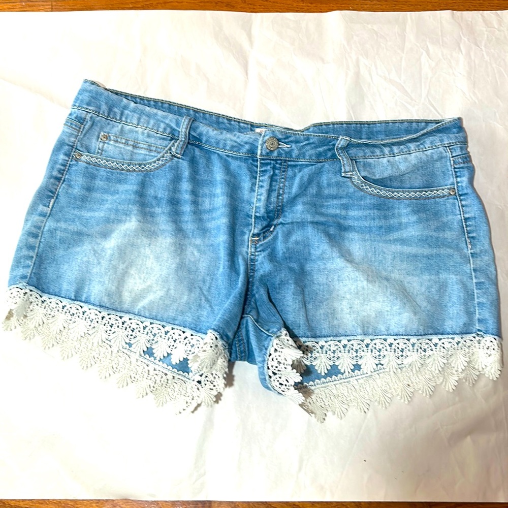 L.e .i DENIM SHORTS ASHLEY LOW RISE LACED HEMS IN SIZE 17